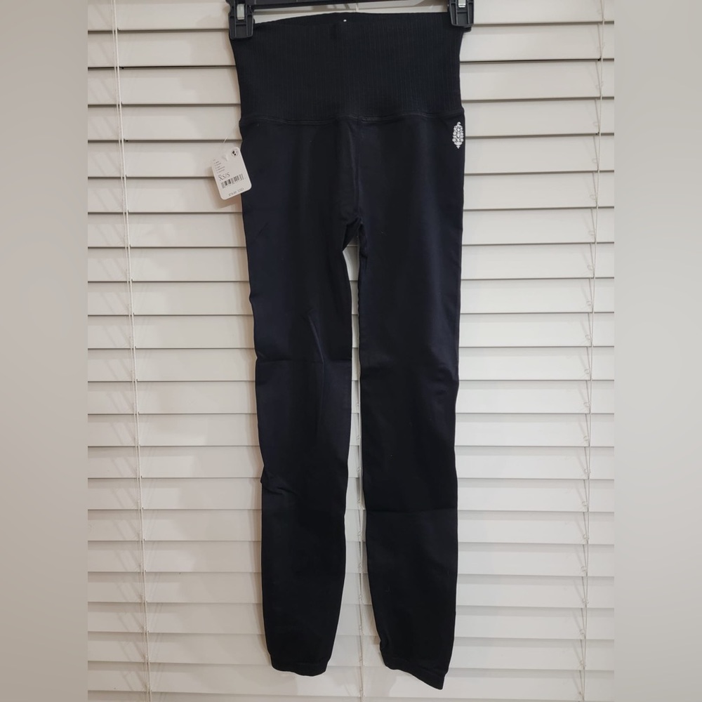 FREE PEOPLE High-rise 7/8 Length Good Karma Leggings
Size XS/S Color Black